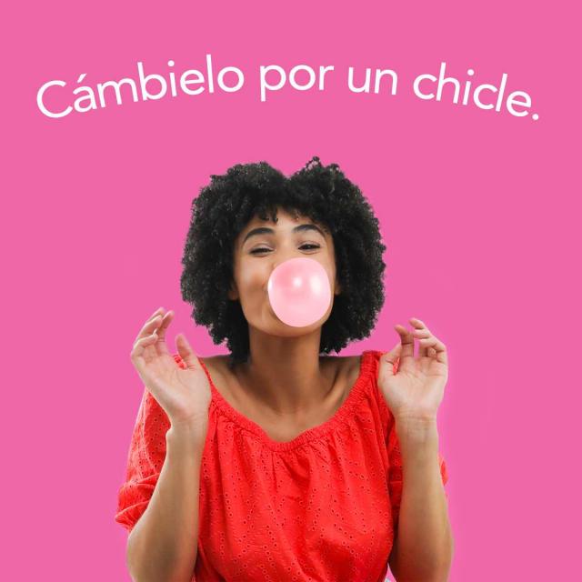 Una mujer que sopla una bomba de chicle con un texto arriba que dice ‘Cámbielo por un chicle’.