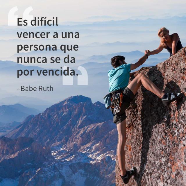 Un hombre escalando roca mientras su amigo lo hala desde arriba. El texto al lado dice “Es difícil vencer a una persona que nunca se da por vencida. –Babe Ruth.”